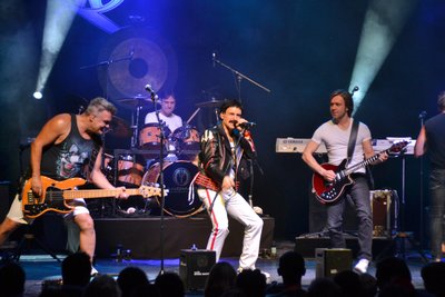 Für eine grandiose Stimmung in den Zuschauerreihen sorgt die Queen-Tributband Merqury.