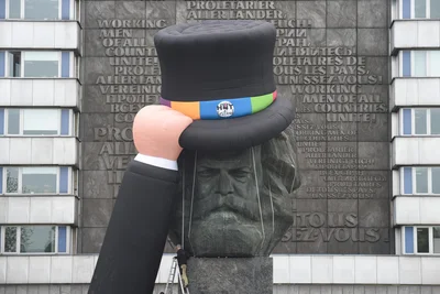 Zuletzt 2019 wurde auch dem Marx-Kopf ein Hut aufgesetzt. In diesem Jahr soll es wieder so weit sein. Der Aufbau dafür beginnt am 22. Mai.