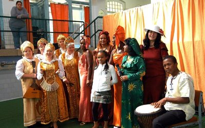
              <p class="artikelinhalt">Michael Agboku, Nadja Thowfeek sowie Mitglieder der kenianischen Gruppe Karibu Kenia Group und der russischen Folkloregruppe Iwuschka boten beim 1. internationalen Kulturtreff im Stadtbad Musikalisches aus ihrer Heimat. </p>
            