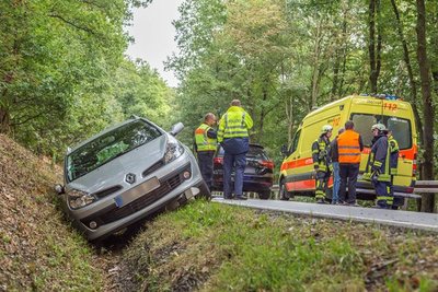 Ein Renault landete auf der B 180 bei Thalheim im Straßengraben.
