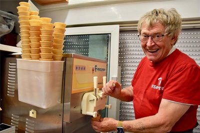 Peter Kölb alias „Eis-Peter“ aus Glösa öffnet seinen Eisladen am Wochenende zum letzten Mal in diesem Jahr. Am Sonntag findet ein „Reste-Essen“ statt.