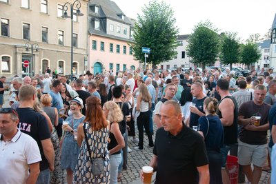 Die Freiluft-Konzerte auf dem Marktplatz in Adorf locken seit 2022 Hunderte immer an Donnerstagabenden ins Stadtzentrum.