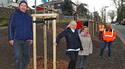  Anlässlich des 20-jährigen Firmenjubiläums des Pflegedienst Maria in Crimmitschau planten die beiden Geschäftsführerinnen, Maria Meilinger und Maria Müller (Mitte), eine Pflanzaktion.