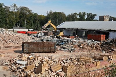 Auf dem Gelände zwischen Äußerer Crimmitschauer Straße und Wilhelm-Wunderlich-Park verschwindet die Drews-Brache. Dafür werden rund 1,1 Millionen Euro mehr als bisher geplant benötigt. 