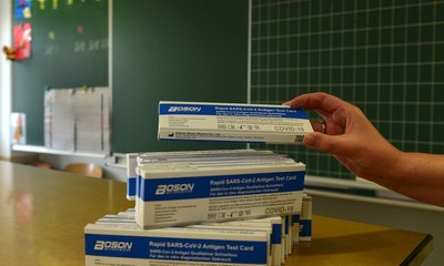 Tests liegen in einem Klassenraum einer mittelsächsischen Grundschule. Dass nicht außerhalb der Schule getestet wird, kritisiert ein Vater. 