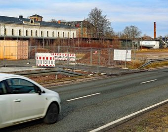 Auf der Fläche zwischen Bahnhof und Bahnstraße ist ein Parkplatz mit80 Stellflächen geplant. Eine Zufahrt ist in Bau. 