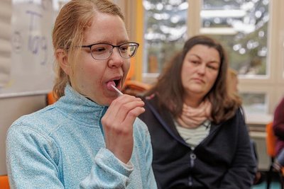 Ein weiterer Selbsttest: Heidi Haarig mit einem Mundpflege-Stick. Der kann helfen, wenn der Sterbende ein starkes Durstgefühl hat.  