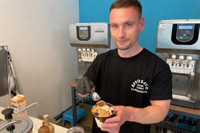 In den warmen Monaten verkauft Felix Adler Eis am Brühl, für die kühleren Tage produziert er Hochprozentiges unter dem Namen „Eierlikörz“.