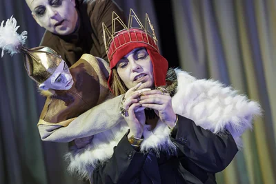 Charlotte Ronas als Puppenspielerin und Claudia Lüftenegger in der Rolle des Richard III.