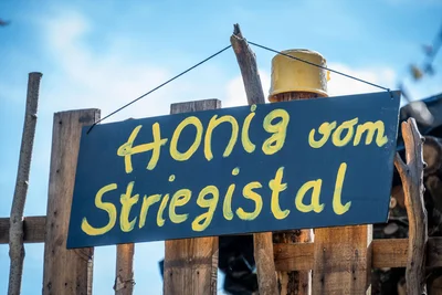 Hier sind der Honig, Oxymel und Propolis zu haben.