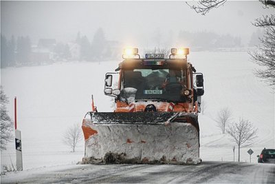 Der Schneefall in der Nacht zum Freitag brachte teils glatte Straßen. Die sechs Straßenmeistereien im Landkreis waren seit 3 Uhr unterwegs. 