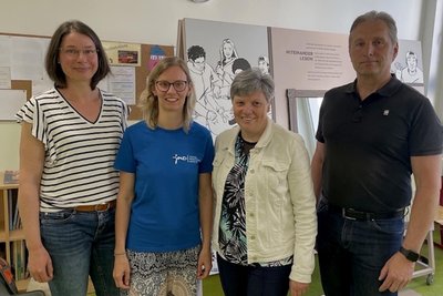 Zur Eröffnung der Ausstellung „Youniworth“ in der Regenbogen-Grundschule Rochlitz: Doris Siegel und Julia Hupfer vom Diakonischen Werk Rochlitz, Annett Schrenk, Ausländerbeauftragte des Landeskreises Mittelsachsen, und der Rochlitzer Oberbürgermeister Frank Dehne (v. l.).