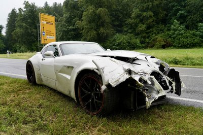 Teurer Unfall: Auf regennasser Straße prallt der Luxuswagen gegen die Leitplanke.