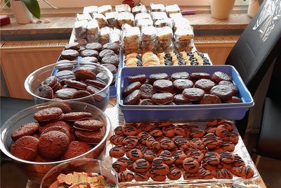 Schüsselweise Plätzchen und Lebkuchen warteten darauf, in die Beutel für die Senioren zu wandern.