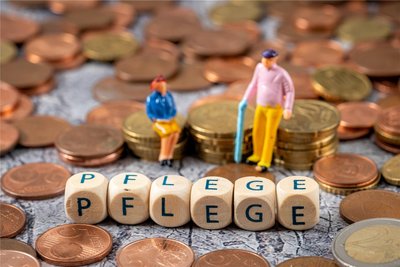 Die Kosten in der Pflege steigen enorm, besonders die Zuzahlung für einen Heimplatz. Pflegebedürftige und deren Angehörige wissen oft nicht, wie sie die finanziellen Belastungen stemmen sollen.