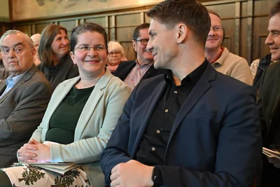 Dr. Judith Matzke (M.) hat maßgeblichen Anteil an der Thalheimer Festschrift, ebenso wie der Heimatkundliche Verein mit Dr. Hartmut Scheibner (l.) Rechts: Bürgermeister Nico Dittmann.