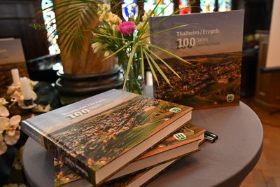 Das Jubiläumsbuch „Thalheim/Erzgeb. – 100 Jahre, 100 Geschichten“ ist in der Stadtverwaltung erhältlich.