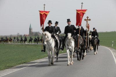 Die Osterreiter in der Lausitz gehören zum festlichen Bild am Ostersonntag. Auch Pferde aus dem Vogtland laufen dort mit.