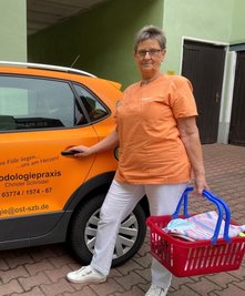 Das orange Auto von Christel Schröder ist in Wahrheit schwarz. Für die Kunden wurde es wieder orange. 