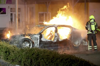 Ein brennender Porsche an der Neefestraße.