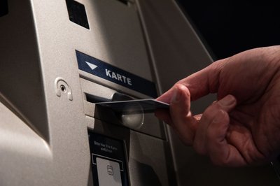 Karte entnehmen, dann Geld: Das Entnahmesystem zwingt Nutzer dazu, ihre Karte zuerst zu sichern, bevor sie das Bargeld erhalten.