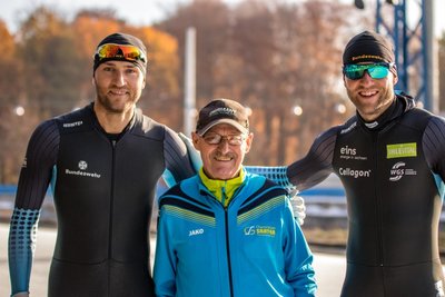 Bei Henry Taube (Mitte) lernten Denny (links) und Nico Ihle das Einmaleins des Eisschnelllaufens. Damit legte ihr erster Trainer auch den Grundstein für die spätere internationale Karriere des Chemnitzer Brüderpaares. 