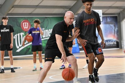 Nicolas Perez zeigt, wie es geht. Hier arbeitet der neue Co-Trainer der Niners Chemnitz mit Brendan Gregori, der aus dem Nachwuchsbereich zu den Profis aufrücken wird.