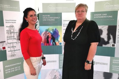 Petra Mrasek (r.) und Julia Nagler vom Verein Wildwasser Zwickauer Land hatten für Freitag zum Netzwerktreffen eingeladen.