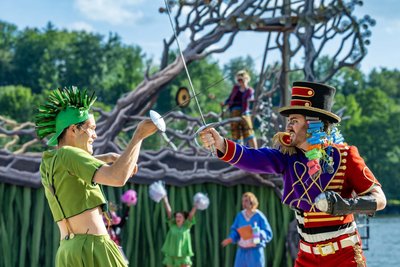 Peter Pan und Captain Hook kämpfen um Wendy.