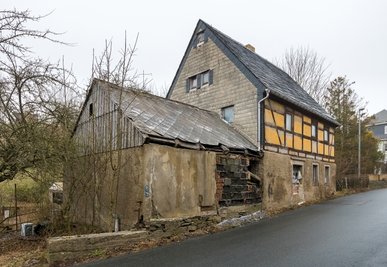 So sieht das Gebäude in der August-Bebel-Straße in Borstendorf aus. Im Haus selbst sind noch Reste einer Modelleisenbahn zu sehen. Der Besitzer ist mittlerweile verstorben. 