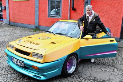 Andreas Walther mit dem Opel, der im ersten Teil von "Manta Manta" von Til Schweiger gefahren wurde. 