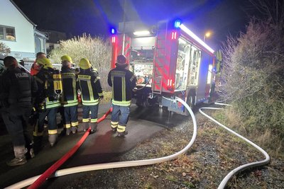 Bei einem Brand in Plauen ist am Samstag eine Frau schwer verletzt worden.