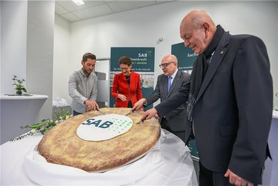 Ein Riesen-Kartoffelkuchen zum Start in den neuen Innenstadt Büros: SAB-Vorstandschefin Katrin Leonhardt mit Martin Böhringer, Gründer des erfolgreichen Chemnitzer IT-Unternehmens Staffbase (links), Oberbürgermeister Sven Schulze und Dieter Pfortner, Präsident der IHK Chemnitz (rechts).