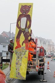 Arndt Piskazeck (links) und Alexander Starke vom Bauhof in Ehrenfriedersdorf haben die großen Bilder am Montag montiert.