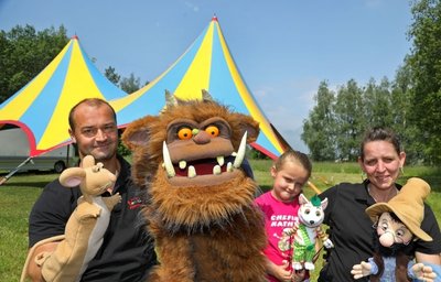 Nadine und Edmund Brumbach mit Tochter Kathy und den Puppen für das Stück "Petterson und Findus". Seit die Wander-Theater-Familie durch Corona im Herbst in Gersdorf gestrandet sind, lebt sie hier. 