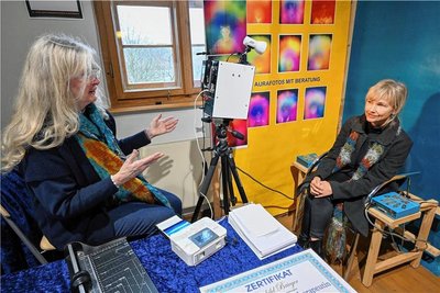 Reinhild Brieger (links) und rechts Katja Heiland bei einer Aura-Fotografie. 