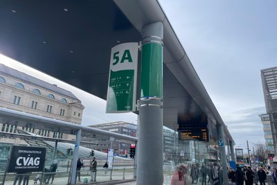 An solche grünen Haltestellenschilder können sich die Fahrgäste auf dieser Seite der Zentralhaltestelle schon mal gewöhnen. Die drei anderen Zonen werden gelb, rot und blau.