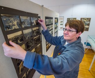 Museumsleiterin Antina Richter hat die Postkarten für die Sonderausstellung im Stickereimuseum Eibenstock gesichtet und ausgewählt. 