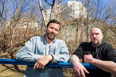Vereinschef René Seifert (links) und Markus Schneider unterhalb des Streitsberg, wo der Kunstgarten entstehen soll.