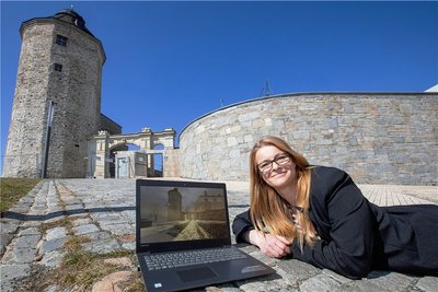 Den Eingang des einstigen Schlosshofes haben Lydia Bach und ihre Kollegin bereits visualisiert. Im Herbst soll das vollständige Ergebnis für die Plauener zu sehen sein. 