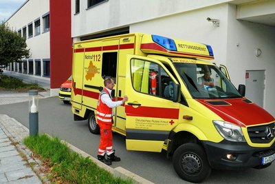 Mit ihrem Rettungswagen kommen Mirko Dietze (links) und Cornelius Dostmann an der Notaufnahme des Zschopauer Klinikums an. Im Sommer ist dies in der Regel kein Problem. 