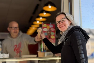 Mike Müller gibt am Markt in Frankenberg Nadine Lüttke ein Eis auf der Waffel.