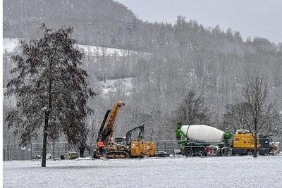 Auf der Baustelle im Kurpark fahren regelmäßig Betonmischer vor.