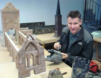 <p class="artikelinhalt">Pierre Marschner mit seinem Modell von Sweetheart Abbey, das er nach Bildern im Internet fertigte.</p>