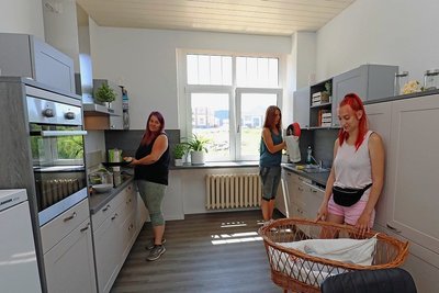 Saskia Kantwerk, Sina Busemann und Alexandra Block (von rechts) freuen sich über die neue Küche. Der Kauf wurde durch zahlreiche Spenden möglich. 