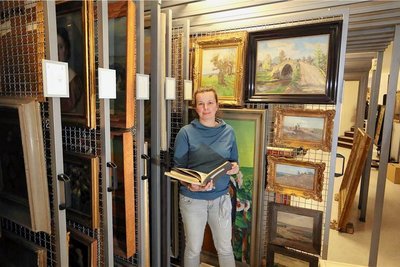 Museumsleiterin Wiebke Glöckner vor Gemälden der Geipel-Sammlung. 