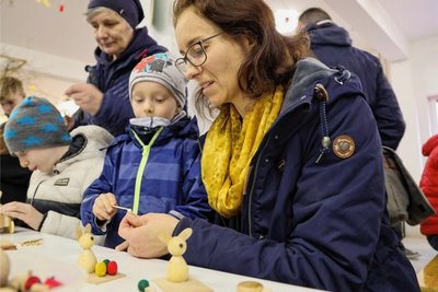 Aniko Leuschner bastelte mit ihrem Sohn Robin selbst Osterdekoration. 