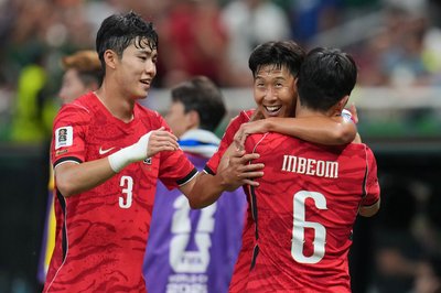 Südkorea um Superstar Heung-Min Son (2.v.r) jubelte über den Auftaktsieg nach 0:1-Rückstand.