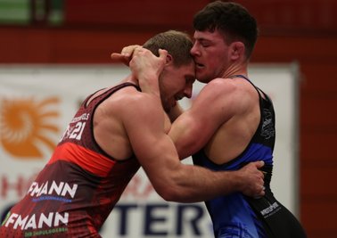 Erik Löser (rechts) gegen den Lichtenfelser Hannes Wagner. Beim 17:17 in Franken hatte der Neue im Team der Markneukirchener das Nachsehen.