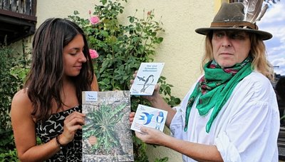Jens Neumeister überreicht Annemarie Zeh aus Stelzen die Plakette als schwalbenfreundliches Haus. 